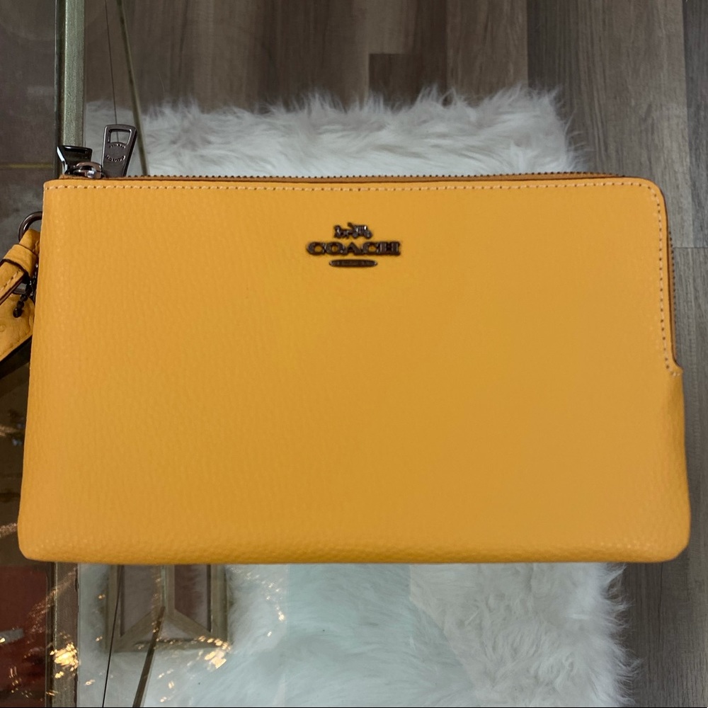 ⚠️Sold⚠️Coach Double Zipper Wristlet